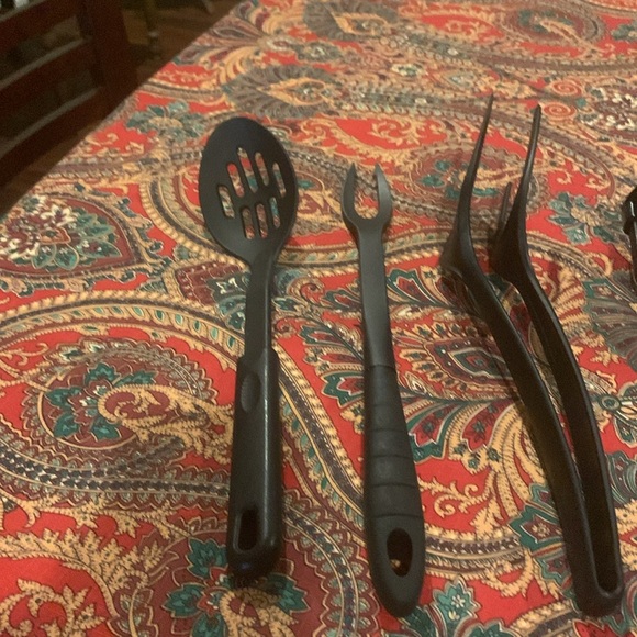 Bundle of 6 black kitchen utensils. Mixed brands. See photos for details. - Picture 12 of 16